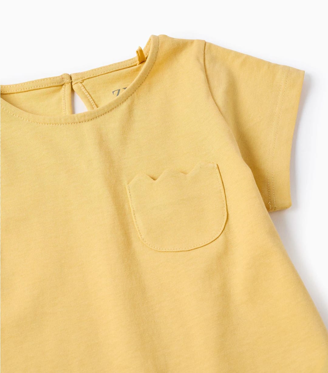 CAMISETA AMARILLA CON BOLSILLO