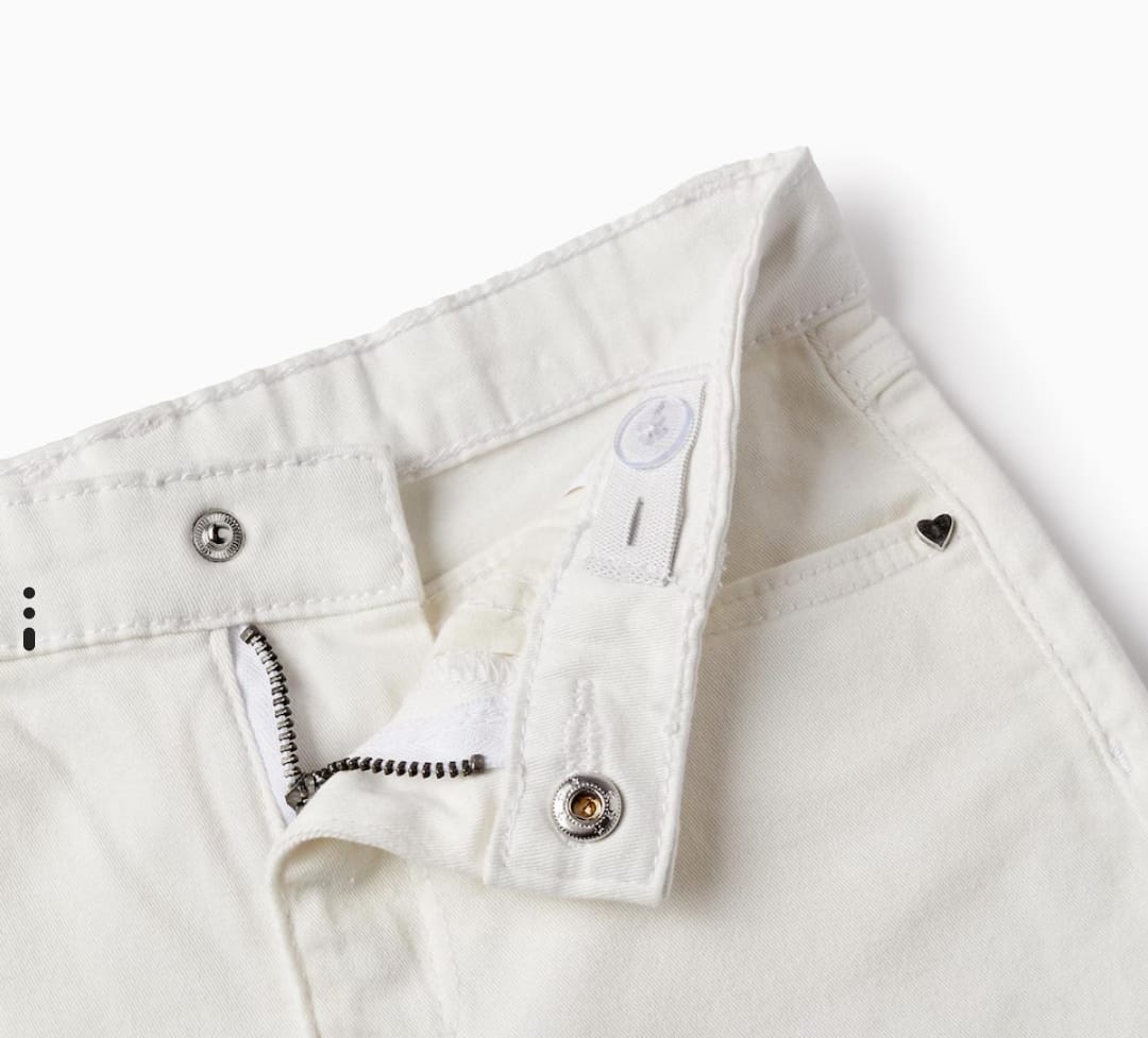 SHORT DE SARGA BLANCO